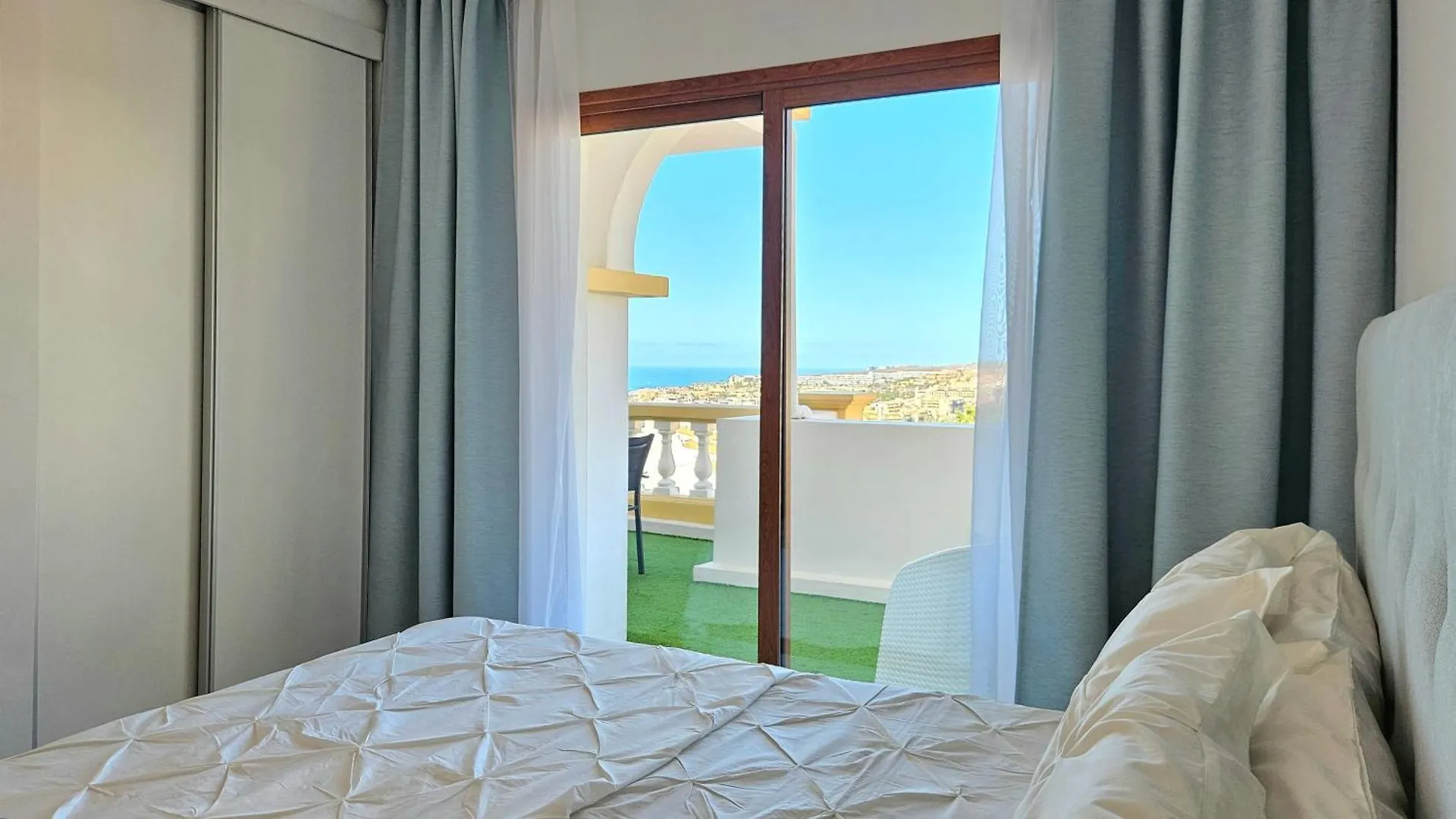 Paulmarie Family Apartment Ocean&Mountain View 아데제
