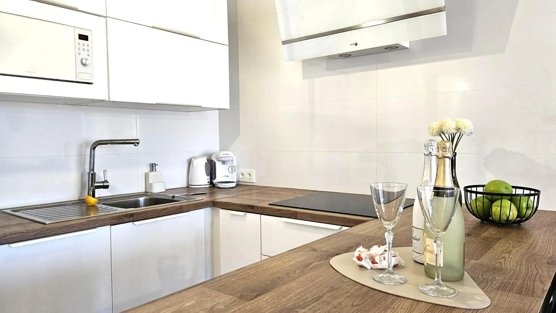 Paulmarie Family Apartment Ocean&Mountain View 아데제